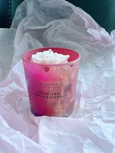 Load image into Gallery viewer, Ekskluzīvas dāvanas sievietēm, kolēģēm vārdā dienā, dzimšanas dienā, aromātiskā sojas vaska svece "Peonijas apskāviens" Ilze Ērgle-Vanaga, I.ĒV