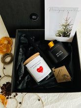 Load image into Gallery viewer, Dāvana ar novēlējumu, Dāvanas sievietēm, Idejas ziemassvētku dāvanām, Ziemassvētku dāvanas, dāvanas mammai, ziemassvētku dāvanas, Ziemassvētku dāvanas sievietei, biznesa dāvanas. Sveces roku darbs, mājas aromāti ar kociņiem, sojas vaska sveces, latvijā ražotas sveces, sveces dāvanai, aromātiskās sveces, eko sveces, skaistas sveces, Ilze Ērgle Vanaga, roku darbs, I.EV