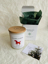 Load image into Gallery viewer, dāvanas ziemassvētkos, dāvanas ziemassvētkos kolēģiem, Ziemassvētku dāvana, sojas vaska sveces, aromātiskās sveces, dabīgās sveces, dabīgās vaska sveces, Sveces ražotas latvijā, sveces roku darbs, aromatizētas sveces, sveces dāvanai, svece ar egļu smažu, I.ĒV, ziemassvētku dāvanas, mazas ziemassvētku dāvanas, dāvanas ziemassvētkos, sirsnīgas dāvanas ziemassvētkos, praktiskas dāvanas ziemassvētkos, dāvanas kolēģiem, dāvanas klientiem, dāvana vecākiem ziemassvētkos, dāvana draudzenei ziemassvētkos