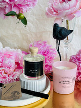 Load image into Gallery viewer, Dāvanas sievietēm, dāvanas meitenēm, dzimšanas dienas dāvana, dāvanas mammai, dāvana vārda dienā, dāvanu komplekts sievietei, biznesa dāvanas. Sveces roku darbs, mājas aromāti ar kociņiem, sojas vaska sveces, latvijā ražotas sveces, sveces dāvanai, aromātiskās sveces, eko sveces, skaistas sveces, Ilze Ērgle Vanaga, Peonijas apskāvienos, Lēdija peonija, roku darbs, I.EV