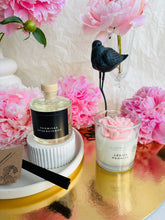 Load image into Gallery viewer, Dāvanas sievietēm, dāvanas meitenēm, dzimšanas dienas dāvana, dāvanas mammai, dāvana vārda dienā, dāvanu komplekts sievietei, biznesa dāvanas. Sveces roku darbs, mājas aromāti ar kociņiem, sojas vaska sveces, latvijā ražotas sveces, sveces dāvanai, aromātiskās sveces, eko sveces, skaistas sveces, Ilze Ērgle Vanaga, Peonijas apskāvienos, Lēdija peonija, roku darbs, I.EV