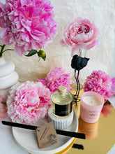 Load image into Gallery viewer, Dāvanas sievietēm, dāvanas meitenēm, dzimšanas dienas dāvana, dāvanas mammai, dāvana vārda dienā, dāvanu komplekts sievietei, biznesa dāvanas. Sveces roku darbs, mājas aromāti ar kociņiem, sojas vaska sveces, latvijā ražotas sveces, sveces dāvanai, aromātiskās sveces, eko sveces, skaistas sveces, Ilze Ērgle Vanaga, Peonijas apskāvienos, Lēdija peonija, roku darbs, I.EV