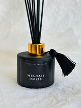 Load image into Gallery viewer, Mājas smaržas, mājas aromāti, interjera aromāti, mājas smaržas ar kociņiem, telpu aromatizētāji, mājas aromatizētāji, mājas parfimērija, dāvanu komplekts sievietei, Melnais opijs, Ilze Ērgle - Vanaga, dāvanu komplekti, ekskluzīvas dāvanas, I.ĒV, biznesa dāvanas, dāvana sievietei