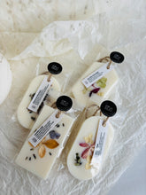 Load image into Gallery viewer, smaržas drēbju skapim, SAŠĒ sausās smaržas, sausās smaržas, sausās smaržas skapim, sojas vaska aromātiskās tāfelītes, skapja smaržas, Skapja gaisa atsvaidzinātājs, veļas atsvaidzinātāji, Garderobes smaržas, Aromāti skapim, atsvaidzinātājs apģērbu skapim, smaržas skapim, skapja smaržas