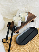 Load image into Gallery viewer, Melns sveču kopsānas piederumu komplekts, dakts sķēres, dakts nodzēsējs, melna paplāte, sveču mīļotājiem