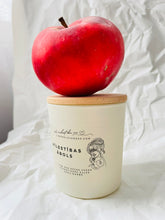 Load image into Gallery viewer, sojas vaska sveces, sveces īpašiem dzīves mirkļiem, aromātiskās sveces, dabīgās sveces, dabīgās vaska sveces, Sveces ražotas latvijā, sveces roku darbs, aromatizētas sveces, sveces dāvanai, sveces davana, sveces dzimšanas dienai, sveces ziemassvētkiem, Aromātiksā sojas vaska svece Mīlestības ābols Ilze Ērgle-Vanaga