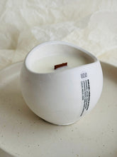 Load image into Gallery viewer, samržīgā sojas vaska sveces ar koka dakti baltā ģipša traukā, sveces īpašiem dzīves mirkļiem, aromātiskās sveces, dabīgās sveces, dabīgās vaska sveces, Sveces ražotas latvijā, sveces roku darbs, aromatizētas sveces, sveces dāvanai, sveces dzimšanas dienai, sveces ziemassvētkiem, Aromātiksā sojas vaska svece Mīlestības ābols Ilze Ērgle-Vanaga