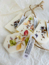 Load image into Gallery viewer, smaržas drēbju skapim, SAŠĒ sausās smaržas, sausās smaržas, sausās smaržas skapim, sojas vaska aromātiskās tāfelītes, skapja smaržas, Skapja gaisa atsvaidzinātājs, veļas atsvaidzinātāji, Garderobes smaržas, Aromāti skapim, atsvaidzinātājs apģērbu skapim, smaržas skapim, skapja smaržas