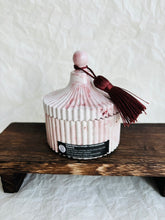 Load image into Gallery viewer, Aromātiskā sojas vaska sveces ar koka dakti ģipša traukā ar koka dakti, ziemassvētku aromāts, sveces īpašiem dzīves mirkļiem, aromātiskās sveces, dabīgās sveces, dabīgās vaska sveces, Sveces ražotas latvijā, sveces roku darbs, aromatizētas sveces, sveces dāvanai, sveces dzimšanas dienai, sveces ziemassvētkiem, Aromātiksā sojas vaska svece Sasildies Ilze Ērgle-Vanaga, I.ĒV, Mandarīns un pipari