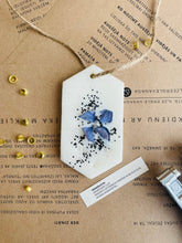 Load image into Gallery viewer, smaržas drēbju skapim, SAŠĒ sausās smaržas, sausās smaržas, sausās smaržas skapim, sojas vaska aromātiskās tāfelītes, skapja smaržas, Skapja gaisa atsvaidzinātājs, veļas atsvaidzinātāji, Garderobes smaržas, Aromāti skapim, atsvaidzinātājs apģērbu skapim, smaržas skapim, skapja smaržas