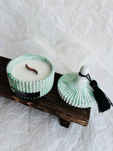 Load image into Gallery viewer, Aromātiskā sojas vaska sveces ar koka dakti zaļā ģipša traukā ar koka dakti, ziemassvētku aromāts, sveces īpašiem dzīves mirkļiem, aromātiskās sveces, dabīgās sveces, dabīgās vaska sveces, Sveces ražotas latvijā, sveces roku darbs, aromatizētas sveces, sveces dāvanai, sveces dzimšanas dienai, sveces ziemassvētkiem, Aromātiksā sojas vaska svece Mīlestības ābols, Ilze Ērgle-Vanaga, I.ĒV