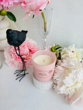 Load image into Gallery viewer, Sveces dāvanai, sojas vaska sveces, smaržīgās sveces, dabīgas sveces, sojas sveces, roku darbs, aromātiskās sveces, eko sveces, skaistas sveces, sveces roku darbs, dāvana draudzenei, nišas sveces, aromatzētās sveces, dabīgās vaska sveces, 100% sojas vasks, tom ford aromātiskās sveces