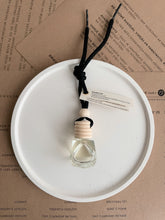 Load image into Gallery viewer, Auto smaržas Havanas tabaka vīrišķīgs aromāts, samaržulītis, I.ĒV, Ilze Ērgle-Vanaga, izsmalcināts auto aromāts.