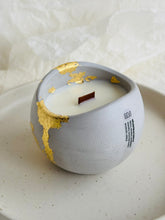 Load image into Gallery viewer, samržīgā sojas vaska sveces ar koka dakti pelēkā ģipša traukā ar zelta dekoru aromāts augļu, sveces īpašiem dzīves mirkļiem, aromātiskās sveces, dabīgās sveces, dabīgās vaska sveces, Sveces ražotas latvijā, sveces roku darbs, aromatizētas sveces, sveces dāvanai, sveces dzimšanas dienai, sveces ziemassvētkiem, Aromātiksā sojas vaska svece Mīlestības ābols Ilze Ērgle-Vanaga