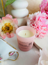 Load image into Gallery viewer, Sveces dāvanai, sojas vaska sveces, smaržīgās sveces, dabīgas sveces, sojas sveces, roku darbs, aromātiskās sveces, eko sveces, skaistas sveces, sveces roku darbs, dāvana draudzenei, nišas sveces, aromatzētās sveces, dabīgās vaska sveces, 100% sojas vasks, tom ford aromātiskās sveces