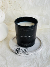 Load image into Gallery viewer, melna stikla sveču glāze, korķa koka vāks, melna dāvanu kaste, sojas vaska sveces, sveces īpašiem dzīves mirkļiem, aromātiskās sveces, dabīgās sveces, dabīgās vaska sveces, Sveces ražotas latvijā, sveces roku darbs, aromatizētas sveces, sveces dāvanai, sveces davana, sveces dzimšanas dienai, sveces ziemassvētkiem, korporatīvās dāvanas klientiem, dāvana kolēģiem