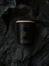 Load image into Gallery viewer, Sveces dāvanai, sojas vaska sveces, smaržīgās sveces, dabīgas sveces, sojas sveces, roku darbs, aromātiskās sveces, eko sveces, skaistas sveces, sveces roku darbs, dāvana draudzenei, nišas sveces, aromatzētās sveces, dabīgās vaska sveces, 100% sojas vasks, tom ford aromātiskās sveces