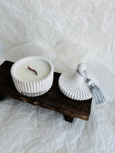 Load image into Gallery viewer, Aromātiskā sojas vaska sveces ar koka dakti baltā ģipša traukā ar koka dakti ziemassvētku aromāts, sveces īpašiem dzīves mirkļiem, aromātiskās sveces, dabīgās sveces, dabīgās vaska sveces, Sveces ražotas latvijā, sveces roku darbs, aromatizētas sveces, sveces dāvanai, sveces dzimšanas dienai, sveces ziemassvētkiem, Aromātiksā sojas vaska svece Sasildies Ilze Ērgle-Vanaga, I.ĒV