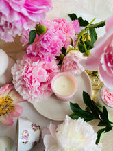 Load image into Gallery viewer, Sveces dāvanai, sojas vaska sveces, smaržīgās sveces, dabīgas sveces, sojas sveces, roku darbs, aromātiskās sveces, eko sveces, skaistas sveces, sveces roku darbs, dāvana draudzenei, nišas sveces, aromatzētās sveces, dabīgās vaska sveces, 100% sojas vasks, tom ford aromātiskās sveces