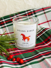 Load image into Gallery viewer, uguns zirgs 2026 gada simbols, dāvanas ziemassvētkos, dāvanas ziemassvētkos kolēģiem, Ziemassvētku dāvana, sojas vaska sveces, dabīgās sveces, dabīgās vaska sveces, Sveces ražotas latvijā, sveces roku darbs, aromatizētas sveces, sveces dāvanai, svece ar egļu smažu, I.ĒV, ziemassvētku dāvanas, mazas ziemassvētku dāvanas, dāvanas ziemassvētkos, sirsnīgas dāvanas ziemassvētkos, praktiskas dāvanas ziemassvētkos, dāvanas kolēģiem, dāvanas klientiem, dāvana vecākiem ziemassvētkos, dāvana draudzenei ziemassvētkos