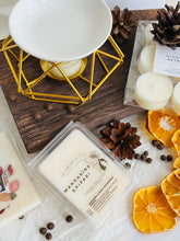 Load image into Gallery viewer, Dāvana ar novēlējumu, Dāvanas sievietēm, dāvanas meitenēm, dzimšanas dienas dāvana, dāvanas mammai, dāvana vārda dienā, dāvanu komplekts sievietei, biznesa dāvanas. Sveces roku darbs, mājas aromāti ar kociņiem, sojas vaska sveces, latvijā ražotas sveces, sveces dāvanai, aromātiskās sveces, eko sveces, skaistas sveces, Ilze Ērgle Vanaga, roku darbs, I.EV