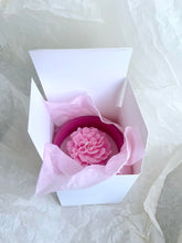 Load image into Gallery viewer, Dāvanas sievietēm, biznesa dāvanas, Ekskluzīvas dāvanas sievietēm, kolēģēm vārdā dienā, dzimšanas dienā, aromātiskā sojas vaska svece "Lēdija peonija" Ilze Ērgle-Vanaga, I.ĒV