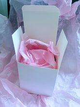 Load image into Gallery viewer, Dzimšanas dienas dāvana sievietei, Dāvanas sievietēm, biznesa dāvanas, dāvanas mammai, kolēģēm vārdā dienā, dzimšanas dienā, aromātiskā sojas vaska svece "Peonijas apskāviens" Ilze Ērgle-Vanaga, I.ĒV