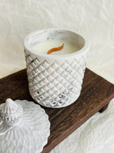 Load image into Gallery viewer, Ekskluzīvas dāvanas, Dāvanas sievietēm, dāvanas meitenēm, dzimšanas dienas dāvana, dāvanas mammai, dāvana vārda dienā, dāvanu komplekts sievietei, biznesa dāvanas. Sveces roku darbs, sojas vaska sveces, latvijā ražotas sveces, sveces dāvanai, aromātiskās sveces, eko sveces, skaistas sveces, Ilze Ērgle Vanaga, roku darbs, I.EV, piegāde visā Latvijā