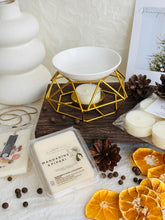 Load image into Gallery viewer, Dāvana ar novēlējumu, Dāvanas sievietēm, dāvanas meitenēm, dzimšanas dienas dāvana, dāvanas mammai, dāvana vārda dienā, dāvanu komplekts sievietei, biznesa dāvanas. Sveces roku darbs, mājas aromāti ar kociņiem, sojas vaska sveces, latvijā ražotas sveces, sveces dāvanai, aromātiskās sveces, eko sveces, skaistas sveces, Ilze Ērgle Vanaga, roku darbs, I.EV