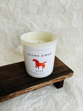 Load image into Gallery viewer, dāvanas ziemassvētkos, dāvanas ziemassvētkos kolēģiem, Ziemassvētku dāvana, sojas vaska sveces, aromātiskās sveces, dabīgās sveces, dabīgās vaska sveces, Sveces ražotas latvijā, sveces roku darbs, aromatizētas sveces, sveces dāvanai, svece ar egļu smažu, I.ĒV, ziemassvētku dāvanas, mazas ziemassvētku dāvanas, dāvanas ziemassvētkos, sirsnīgas dāvanas ziemassvētkos, praktiskas dāvanas ziemassvētkos, dāvanas kolēģiem, dāvanas klientiem, dāvana vecākiem ziemassvētkos, dāvana draudzenei ziemassvētkos