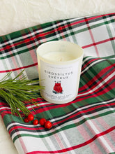 Load image into Gallery viewer, dāvanas ziemassvētkos, dāvanas ziemassvētkos kolēģiem, Ziemassvētku dāvana, sojas vaska sveces, aromātiskās sveces, dabīgās sveces, dabīgās vaska sveces, Sveces ražotas latvijā, sveces roku darbs, aromatizētas sveces, sveces dāvanai, svece ar egļu smažu, I.ĒV, ziemassvētku dāvanas, mazas ziemassvētku dāvanas, dāvanas ziemassvētkos, sirsnīgas dāvanas ziemassvētkos, praktiskas dāvanas ziemassvētkos, dāvanas kolēģiem, dāvanas klientiem, dāvana vecākiem ziemassvētkos, dāvana draudzenei ziemassvētkos