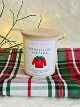 Load image into Gallery viewer, dāvanas ziemassvētkos, dāvanas ziemassvētkos kolēģiem, Ziemassvētku dāvana, sojas vaska sveces, aromātiskās sveces, dabīgās sveces, dabīgās vaska sveces, Sveces ražotas latvijā, sveces roku darbs, aromatizētas sveces, sveces dāvanai, svece ar egļu smažu, I.ĒV, ziemassvētku dāvanas, mazas ziemassvētku dāvanas, dāvanas ziemassvētkos, sirsnīgas dāvanas ziemassvētkos, praktiskas dāvanas ziemassvētkos, dāvanas kolēģiem, dāvanas klientiem, dāvana vecākiem ziemassvētkos, dāvana draudzenei ziemassvētkos