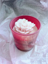 Load image into Gallery viewer, Dzimšanas dienas dāvana sievietei, Dāvanas sievietēm, biznesa dāvanas, dāvanas mammai, kolēģēm vārdā dienā, dzimšanas dienā, aromātiskā sojas vaska svece "Peonijas apskāviens" Ilze Ērgle-Vanaga, I.ĒV