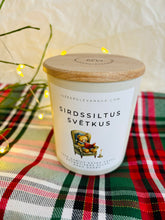 Load image into Gallery viewer, dāvanas ziemassvētkos, dāvanas ziemassvētkos kolēģiem, Ziemassvētku dāvana, sojas vaska sveces, aromātiskās sveces, dabīgās sveces, dabīgās vaska sveces, Sveces ražotas latvijā, sveces roku darbs, aromatizētas sveces, sveces dāvanai, svece ar egļu smažu, I.ĒV, ziemassvētku dāvanas, mazas ziemassvētku dāvanas, dāvanas ziemassvētkos, sirsnīgas dāvanas ziemassvētkos, praktiskas dāvanas ziemassvētkos, dāvanas kolēģiem, dāvanas klientiem, dāvana vecākiem ziemassvētkos, dāvana draudzenei ziemassvētkos
