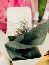 Load image into Gallery viewer, dāvanas ziemassvētkos, dāvanas ziemassvētkos kolēģiem, Ziemassvētku dāvana, sojas vaska sveces, aromātiskās sveces, dabīgās sveces, dabīgās vaska sveces, Sveces ražotas latvijā, sveces roku darbs, aromatizētas sveces, sveces dāvanai, svece ar egļu smažu, I.ĒV, ziemassvētku dāvanas, mazas ziemassvētku dāvanas, dāvanas ziemassvētkos, sirsnīgas dāvanas ziemassvētkos, praktiskas dāvanas ziemassvētkos, dāvanas kolēģiem, dāvanas klientiem, dāvana vecākiem ziemassvētkos, dāvana draudzenei ziemassvētkos