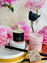 Load image into Gallery viewer, Dāvanas sievietēm, dāvanas meitenēm, dzimšanas dienas dāvana, dāvanas mammai, dāvana vārda dienā, dāvanu komplekts sievietei, biznesa dāvanas. Sveces roku darbs, mājas aromāti ar kociņiem, sojas vaska sveces, latvijā ražotas sveces, sveces dāvanai, aromātiskās sveces, eko sveces, skaistas sveces, Ilze Ērgle Vanaga, Peonijas apskāvienos, Lēdija peonija, roku darbs, I.EV