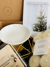 Load image into Gallery viewer, Dāvana ar novēlējumu, Dāvanas sievietēm, dāvanas meitenēm, dzimšanas dienas dāvana, dāvanas mammai, dāvana vārda dienā, dāvanu komplekts sievietei, biznesa dāvanas. Sveces roku darbs, mājas aromāti ar kociņiem, sojas vaska sveces, latvijā ražotas sveces, sveces dāvanai, aromātiskās sveces, eko sveces, skaistas sveces, Ilze Ērgle Vanaga, roku darbs, I.EV