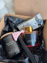 Load image into Gallery viewer, Dāvanas sievietēm, dāvanas meitenēm, dzimšanas dienas dāvana, dāvanas mammai, dāvana vārda dienā, dāvanu komplekts sievietei, biznesa dāvanas. Sveces roku darbs, mājas aromāti ar kociņiem, sojas vaska sveces, latvijā ražotas sveces, sveces dāvanai, aromātiskās sveces, eko sveces, skaistas sveces, Ilze Ērgle Vanaga, roku darbs, I.EV