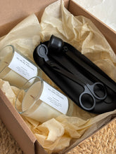 Load image into Gallery viewer, Dāvana ar novēlējumu, Dāvanas sievietēm, dāvanas meitenēm, dzimšanas dienas dāvana, dāvanas mammai, dāvana vārda dienā, dāvanu komplekts sievietei, biznesa dāvanas. Sveces roku darbs, mājas aromāti ar kociņiem, sojas vaska sveces, latvijā ražotas sveces, sveces dāvanai, aromātiskās sveces, eko sveces, skaistas sveces, Ilze Ērgle Vanaga, roku darbs, I.EV