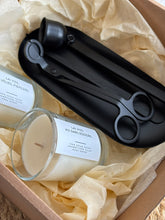 Load image into Gallery viewer, Dāvana ar novēlējumu, Dāvanas sievietēm, dāvanas meitenēm, dzimšanas dienas dāvana, dāvanas mammai, dāvana vārda dienā, dāvanu komplekts sievietei, biznesa dāvanas. Sveces roku darbs, mājas aromāti ar kociņiem, sojas vaska sveces, latvijā ražotas sveces, sveces dāvanai, aromātiskās sveces, eko sveces, skaistas sveces, Ilze Ērgle Vanaga, roku darbs, I.EV