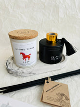 Load image into Gallery viewer, Dāvana ar novēlējumu, Dāvanas sievietēm, Idejas ziemassvētku dāvanām, Ziemassvētku dāvanas, dāvanas mammai, ziemassvētku dāvanas, Ziemassvētku dāvanas sievietei, biznesa dāvanas. Sveces roku darbs, mājas aromāti ar kociņiem, sojas vaska sveces, latvijā ražotas sveces, sveces dāvanai, aromātiskās sveces, eko sveces, skaistas sveces, Ilze Ērgle Vanaga, roku darbs, I.EV