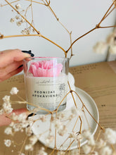 Load image into Gallery viewer, dāvanas sievietēm, Dzimšanas dienas dāvana sievietei, Dāvanas sievietēm, biznesa dāvanas, Ekskluzīvas dāvanas sievietēm, kolēģēm vārdā dienā, dzimšanas dienā, aromātiskā sojas vaska svece "Peonijas apskāviens" Ilze Ērgle-Vanaga, I.ĒV