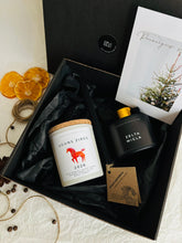 Load image into Gallery viewer, Dāvana ar novēlējumu, Dāvanas sievietēm, Idejas ziemassvētku dāvanām, Ziemassvētku dāvanas, dāvanas mammai, ziemassvētku dāvanas, Ziemassvētku dāvanas sievietei, biznesa dāvanas. Sveces roku darbs, mājas aromāti ar kociņiem, sojas vaska sveces, latvijā ražotas sveces, sveces dāvanai, aromātiskās sveces, eko sveces, skaistas sveces, Ilze Ērgle Vanaga, roku darbs, I.EV