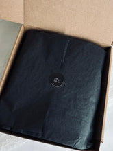 Load image into Gallery viewer, Ekskluzīvas dāvanas, Dāvanas sievietēm, dāvanas meitenēm, dzimšanas dienas dāvana, dāvanas mammai, dāvana vārda dienā, dāvanu komplekts sievietei, biznesa dāvanas. Sveces roku darbs, sojas vaska sveces, latvijā ražotas sveces, sveces dāvanai, aromātiskās sveces, eko sveces, skaistas sveces, Ilze Ērgle Vanaga, roku darbs, I.EV, piegāde visā Latvijā