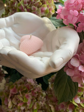 Load image into Gallery viewer, ekskluzīvas dāvanas, dāvanas sievietēm, dāvanas meitenēm, dāvanas kāzās, dzimšanas dienas dāvanas, dāvanas mammai, dāvanas izlaidumā, ziemassvētku dāvanas, personalizētas dāvanas, orģinālas dāvanas, dāvana vārda dienā, dāvanu komplekts sievietei, dāvana mammai ziemassvētkos, dāvana sievietei ziemassvētkos, dāvana skolotājai, dāvana vecmāmiņai