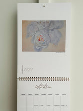 Load image into Gallery viewer, Sienas kalendārs 2025, Kalendārs, sienas kalendārs, kalendārs 2025, kalendāri, interjera dekori, sienas kalendārs ar ziediem, sienas kalendārs 2025, kalendārs 2025 gadam, mēness kalendārs 2025, kalendārs 2025 vārda dienas, sienas kalendāri, kalendārs ar vārda dienām, kalendārs ar svētku dienām, kalendārs ar peonijām, skaists kalendārs