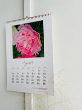 Load image into Gallery viewer, Skaists sienas kalendārs 2025 māksliniece Ilze Ērgle-Vanaga - Peonijas