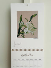 Load image into Gallery viewer, Sienas kalendārs 2025, Kalendārs, sienas kalendārs, kalendārs 2025, kalendāri, interjera dekori, sienas kalendārs ar ziediem, sienas kalendārs 2025, kalendārs 2025 gadam, mēness kalendārs 2025, kalendārs 2025 vārda dienas, sienas kalendāri, kalendārs ar vārda dienām, kalendārs ar svētku dienām, kalendārs ar peonijām, skaists kalendārs