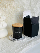 Load image into Gallery viewer, sojas vaska sveces, sveces īpašiem dzīves mirkļiem, aromātiskās sveces, dabīgās sveces, dabīgās vaska sveces, Sveces ražotas latvijā, sveces roku darbs, aromatizētas sveces, sveces dāvanai, sveces davana, sveces dzimšanas dienai, sveces ziemassvētkiem, korporatīvās dāvanas klientiem, dāvana kolēģiem