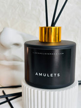 Load image into Gallery viewer, Grezns rudenīgs mājas aromāts ar kociņiem, rūgts grezns aromāts, mājas smaržas ar melniem kociņiem, melnā matētā pudelē ar zelta vāciņu, Ilze Ērgle Vanaga, I.ĒV